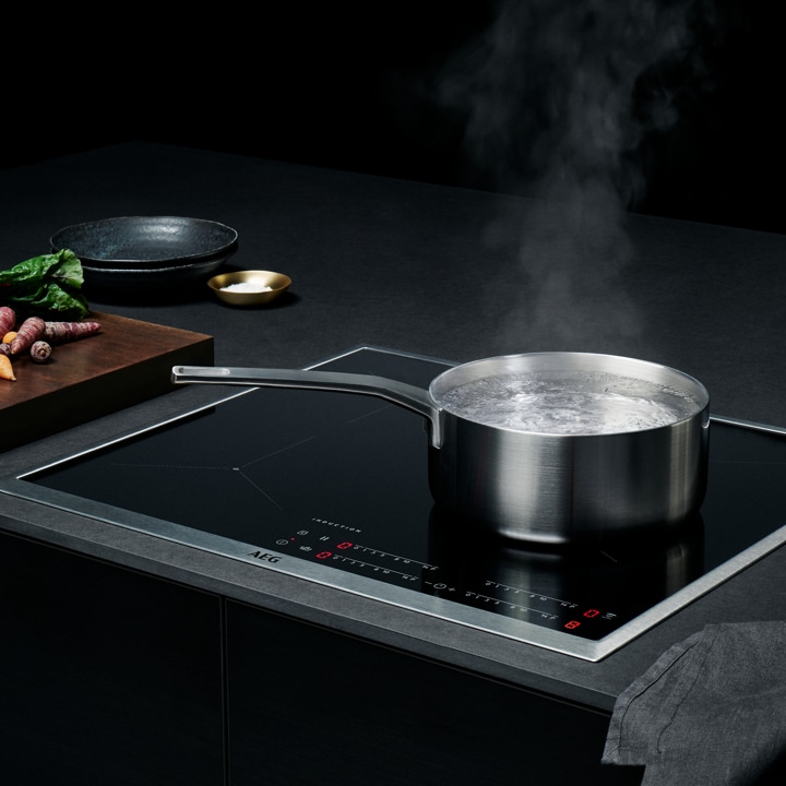 Pánve na indukční varné desce AEG