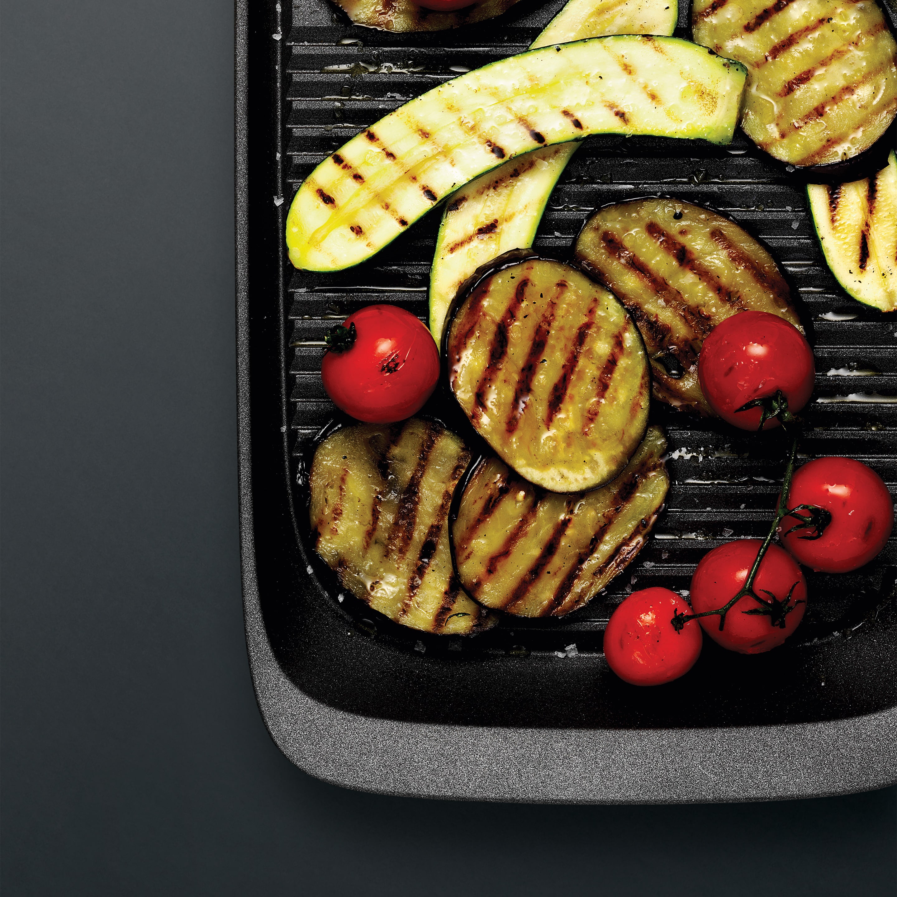 Gril AEG Plancha se zeleninou