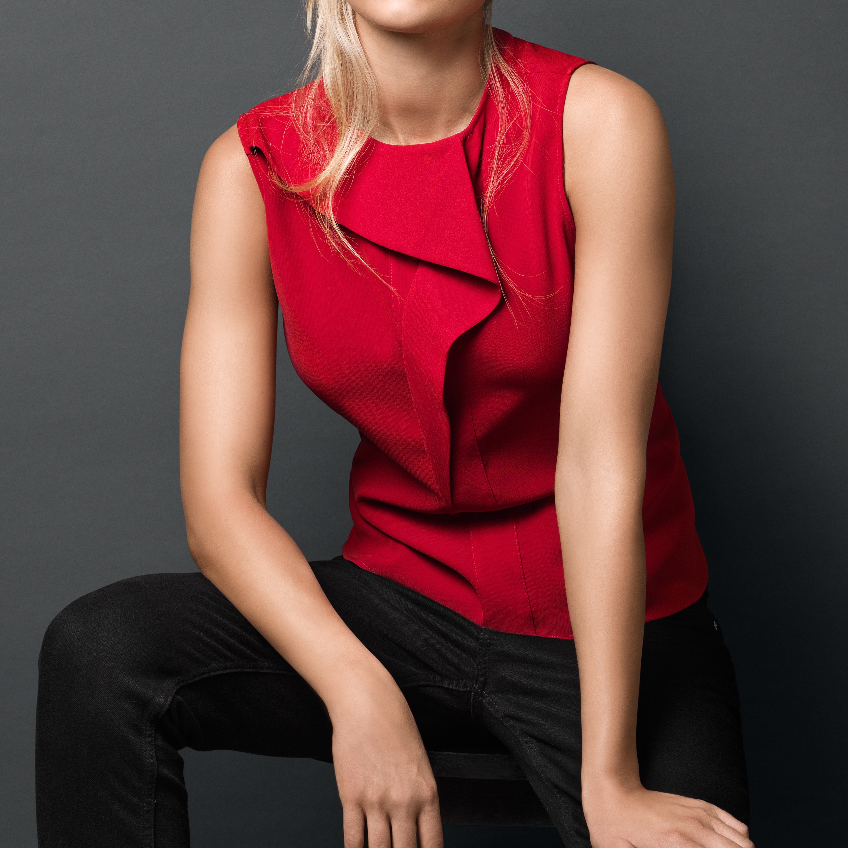 Žena v červené halence