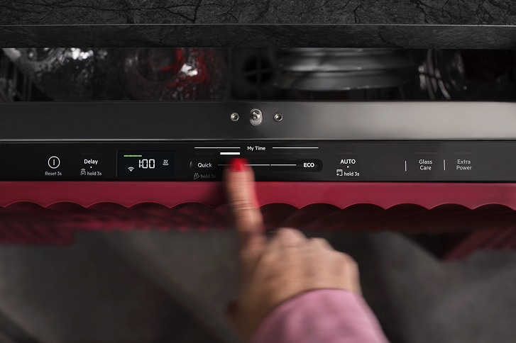 Detailed view of the SmartSelect Connect display of AEG dishwasher